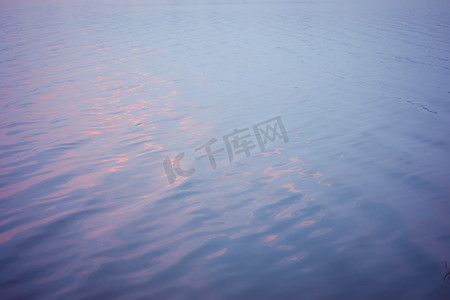 海边日出沙滩波光粼粼水里摄影图配图