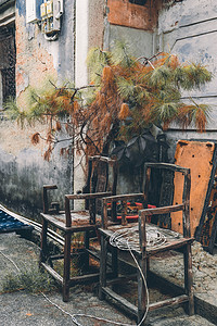 中式老建筑摄影照片_潮汕房子椅子街道德安里摄影图配图