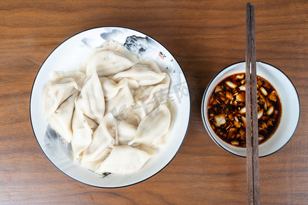 变天说地摄影照片_水饺变天水饺配蒜泥室内吃水饺摄影图配图