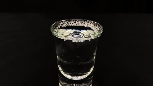 实拍白酒倒满酒杯