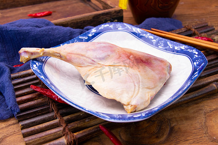 鸭肉中午腊鸭腿室内食材摄影图配图