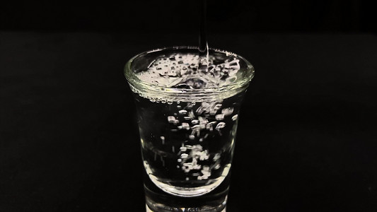 实拍白酒倒白酒
