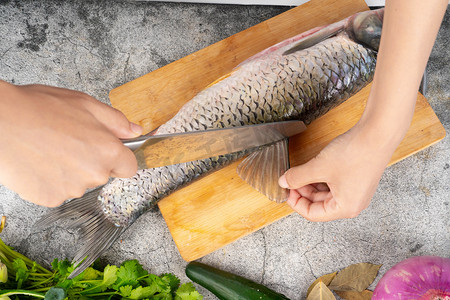 菜刀白天做鱼室内鱼肉摄影图配图