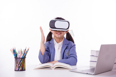 小学生体验VR未来科技人像摄影图配图