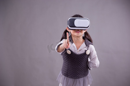 人像虚拟未来科技眼镜科技体验摄影图配图