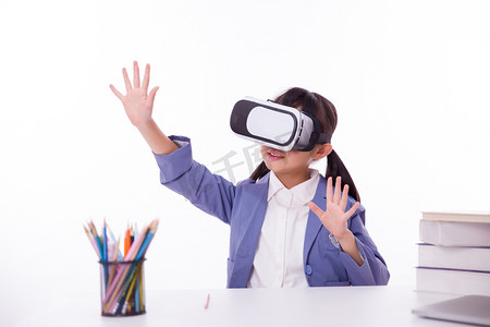 体验vr眼镜摄影照片_虚拟体验小学生VR眼镜科技未来科技摄影图配图