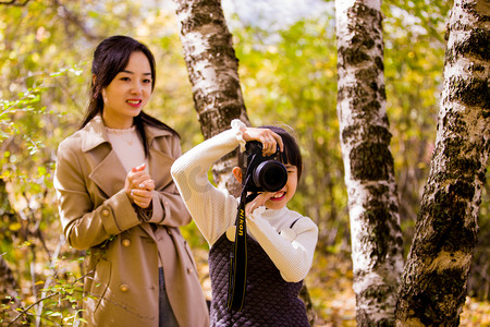 秋冬摄影照片_秋季人像亲子妈妈和女儿秋天景色家庭摄影图配图