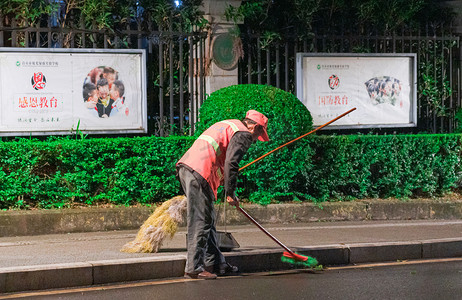 马路人物摄影照片_环卫工人摄影图清晨环卫工人马路扫垃圾摄影图配图