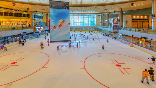 左右滑动摄影照片_秋日旅游天亮滑冰场商场内滑动摄影图配图