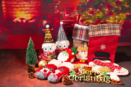 挂圣诞袜摄影照片_圣诞节白天礼物盒室内圣诞树摄影图配图