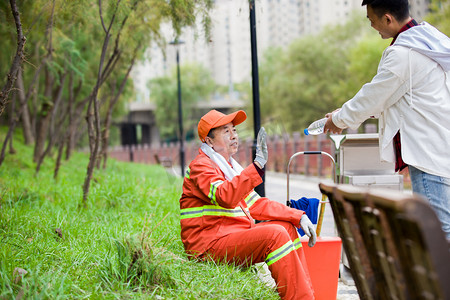 与世无争的垃圾摄影照片_环卫工人节环卫工人垃圾清扫公益矿泉水摄影图配图