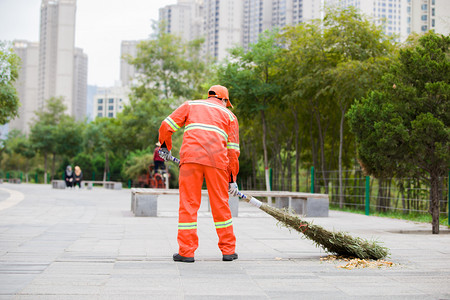 警告随地扔垃圾摄影照片_劳动者环卫工人节环境卫生环卫工人垃圾清扫摄影图配图