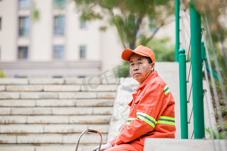 环卫工勤劳劳动者休息环卫工人节摄影图配图