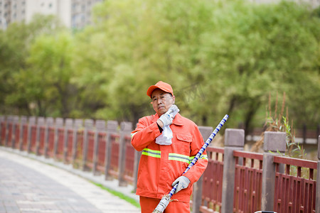 环卫工人节垃圾清扫劳动者擦汗勤劳摄影图配图