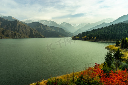 天山天池白天天山天池秋天风光摄影图配图