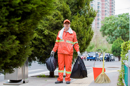 环境卫生环卫工人垃圾清扫劳动者人像摄影图配图