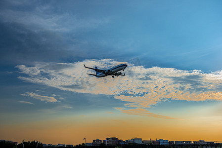 机场飞向远方摄影照片_广州广州机场飞机场航空飞机摄影图配图