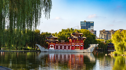 古建筑红摄影照片_国庆下午湖室外前景拍摄影图配图