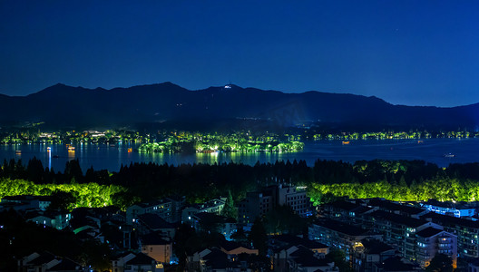 秋天夜半房屋景区内移动摄影图配图