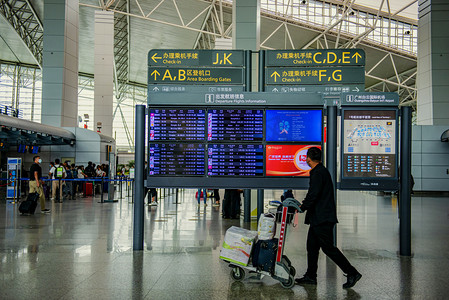 春运摄影照片_广州广州机场候客厅航班信息宣传栏摄影图配图