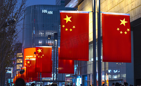 中国国旗摄影照片_湖南长沙国庆节国旗五星红旗创意摄影图配图
