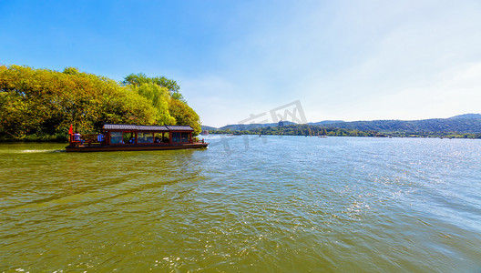 风景摄影照片_秋日旅游晨时雷峰塔景区内移动摄影图配图