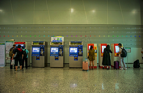 广州广州机场飞机场候客厅自助购票摄影图配图
