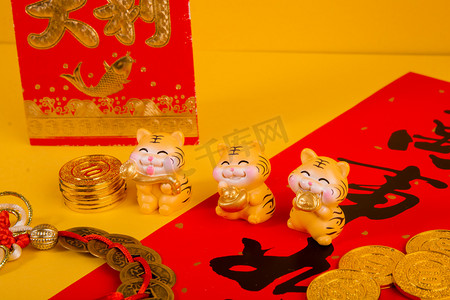 春节老虎摆件黄色背景摆放摄影图配图