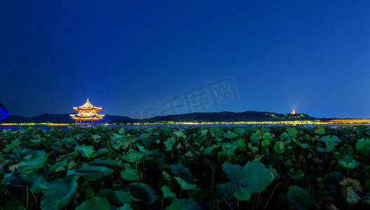 黑夜风景摄影照片_秋日旅游黑夜集贤亭景区内移动摄影图配图