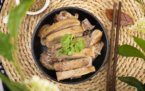 桂花相框摄影照片_餐饮美食清晨桂花鸭餐桌上俯拍摄影图配图