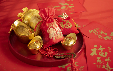 春节喜庆红包福袋摄影照片_新年挂件桌上摆放着摄影图配图