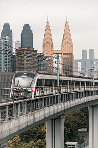 红列车摄影照片_轻轨中午列车城市静物摄影图配图