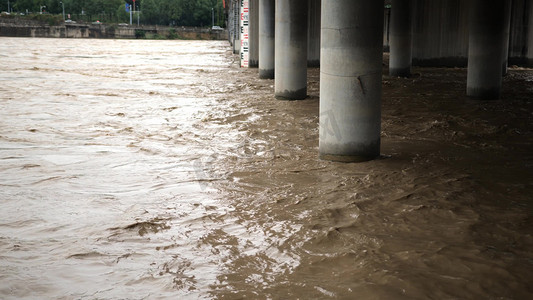 嘉陵江江水波涛汹涌