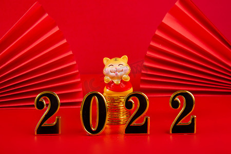 新春春节2022摄影照片_春节2022老虎玩偶红色背景摆放摄影图配图