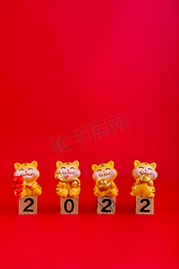 春节白天四个老虎玩偶数字站立摄影图配图