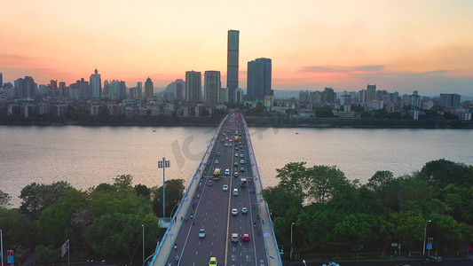 广西柳州文昌大桥城市车流