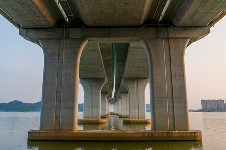 桥墩建筑大桥桥梁桥底摄影图配图