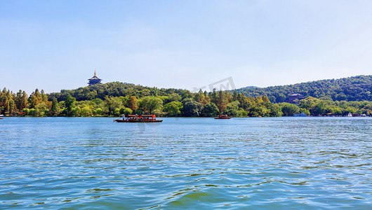 秋日旅游天明雷峰塔景区内移动摄影图配图