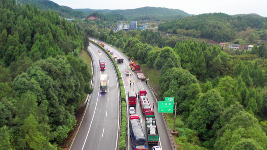 高速路上车祸现场