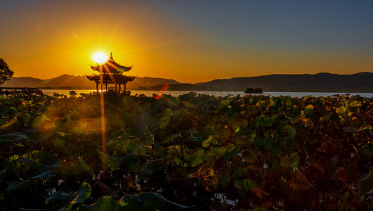 浙江旅游摄影照片_秋季旅游黄昏集贤亭景区内摇动摄影图配图