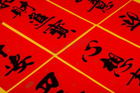 红色新年摄影照片_春节白天春联桌子排列摄影图配图