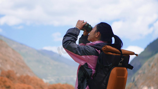 美女背上行囊登高望远驴友旅游旅行