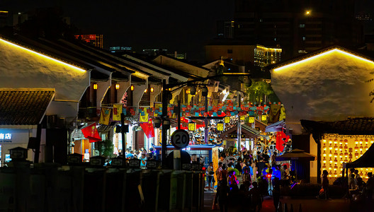 节日壁纸摄影照片_秋天黄昏红旗景区内移动摄影图配图