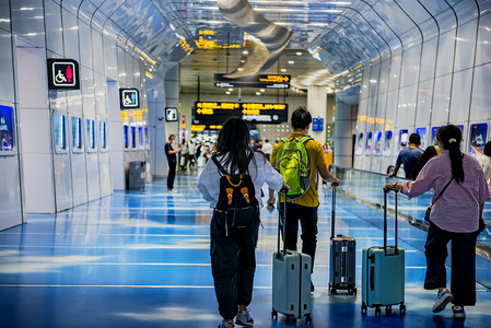 旅游出行摄影照片_广州广州机场候客厅旅客出行摄影图配图