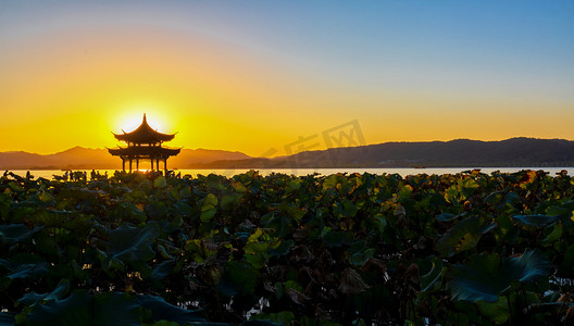 亭摄影照片_秋季旅游下午集贤亭景区内摇动摄影图配图