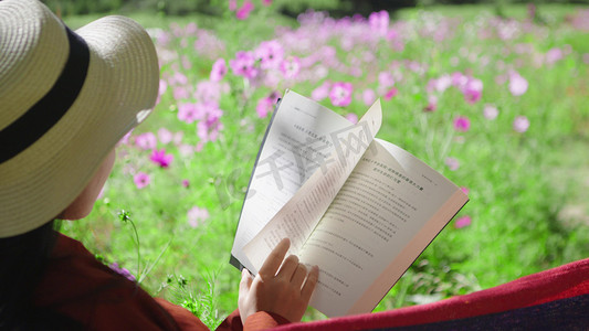 美女在阳光下看书阅读