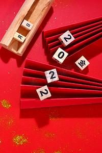 新年快乐创意摄影照片_新春春节2022创意数字红底摄影图配图