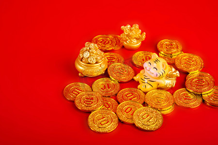 春节虎年老虎摆件金币堆躺着摄影图配图