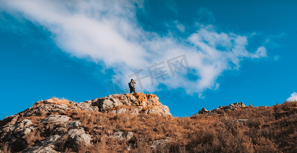 甘南山顶上的人物视图中午山室外静物摄影图配图