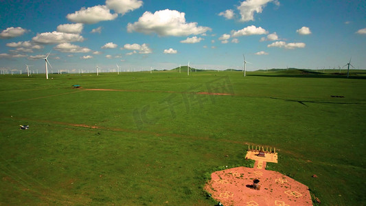 内蒙古草原上的风力发电大风车